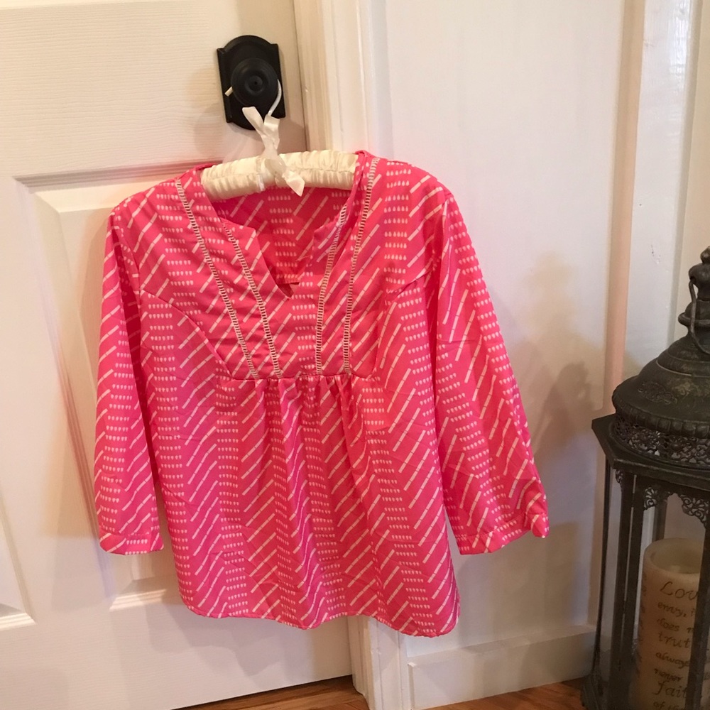 Fun pink and white top!